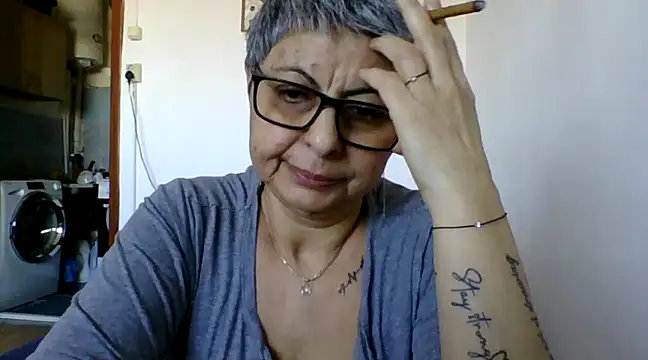 Snapshot of roseblak42 chatting on March 20, 2025, 2:21 pm roseblak42 online show from March 20, 2025, 2:21 pm