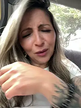  Abril-Office1 online show from December 2, 2024, 8:55 pm