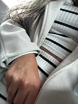  Abril-Office1 online show from December 10, 2024, 5:33 pm