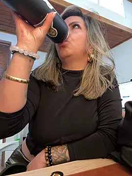  Abril-Office1 online show from January 8, 2025, 6:31 pm