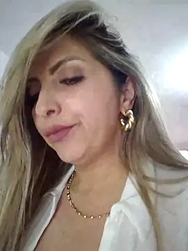  Abril-Office1 online show from March 4, 2025, 8:38 pm