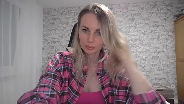 Snapshot of AlissonBia chatting on September 15, 2025, 8:42 pm AlissonBia online show from September 15, 2025, 8:42 pm