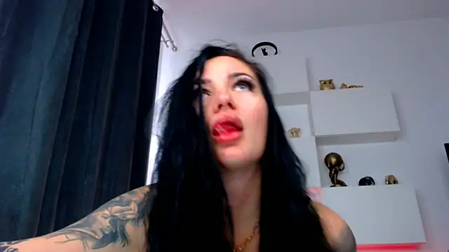 Snapshot of arianatattoos chatting on October 18, 2025, 7:53 am arianatattoos online show from October 18, 2025, 7:53 am