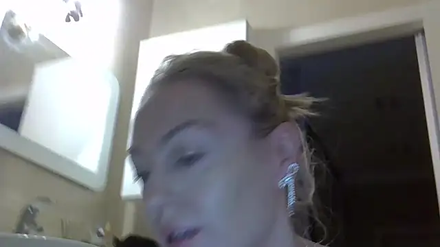 ZarinaSwift online show from December 15, 2024, 4:51 am