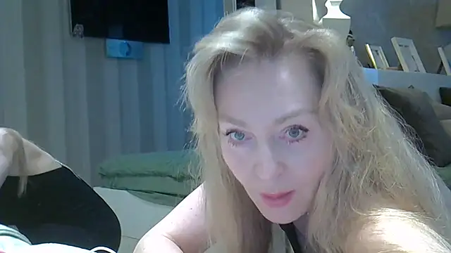 ZarinaSwift online show from April 18, 2026, 7:56 am