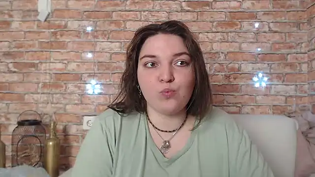 Amelia Kiss  online show from January 17, 2025, 3:45 am