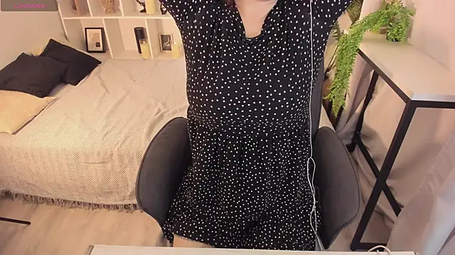 Snapshot of ZoeEast chatting on November 12, 2025, 1:00 pm ZoeEast online show from November 12, 2025, 1:00 pm