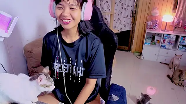 Snapshot of Kana_G chatting on October 3, 2025, 3:42 pm Kana G online show from October 3, 2025, 3:42 pm