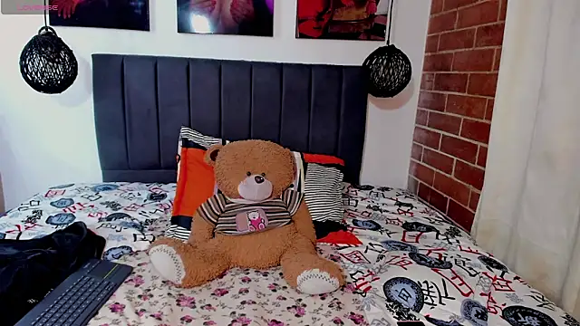 Snapshot of kyliejenner_hot chatting on November 2, 2025, 1:30 am kyliejenner hot online show from November 2, 2025, 1:30 am