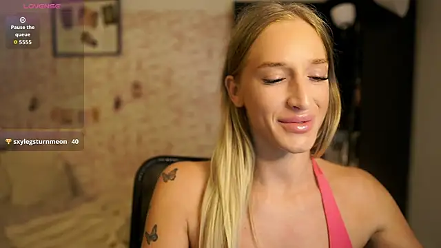 Snapshot of Nicolette__Shea_ chatting on October 1, 2025, 8:20 am Nicolette Shea online show from October 1, 2025, 8:20 am