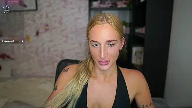 Snapshot of Nicolette__Shea_ chatting on February 4, 2026, 8:03 pm Nicolette Shea online show from February 4, 2026, 8:03 pm