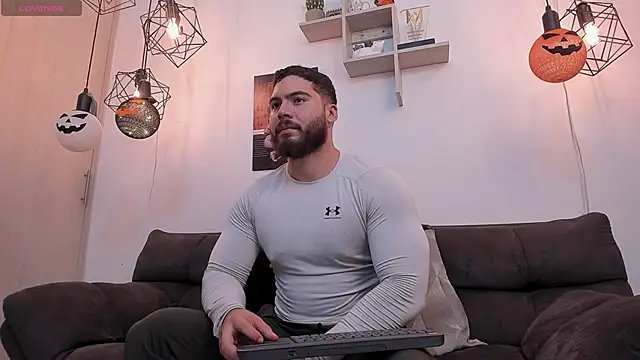 SebastianVilla  online show from October 4, 2025, 10:30 pm