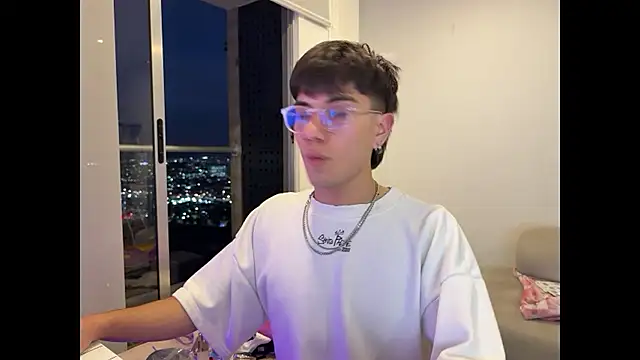 Santiago818  online show from November 6, 2025, 11:04 pm