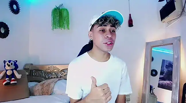 Snapshot of huge_armound chatting on February 1, 2025, 4:44 pm huge armound online show from February 1, 2025, 4:44 pm