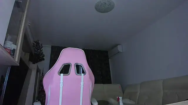 Snapshot of KaylaLaine chatting on January 27, 2025, 5:36 am KaylaLaine online show from January 27, 2025, 5:36 am
