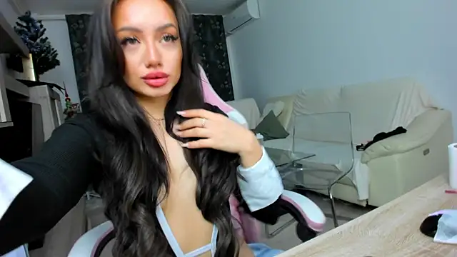 Snapshot of KaylaLaine chatting on February 8, 2025, 7:04 am KaylaLaine online show from February 8, 2025, 7:04 am