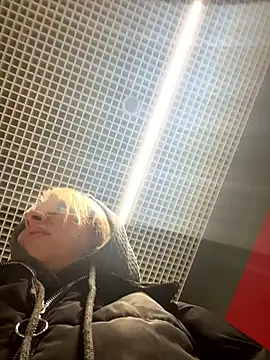 Snapshot of LikaCat chatting on October 5, 2025, 4:11 am LikaCat online show from October 5, 2025, 4:11 am