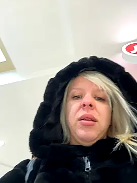 Snapshot of LikaCat chatting on October 7, 2025, 4:20 am LikaCat online show from October 7, 2025, 4:20 am