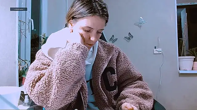 RosaJil online show from April 19, 2026, 6:43 pm