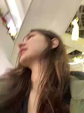 QuitieLia online show from December 17, 2024, 3:17 pm