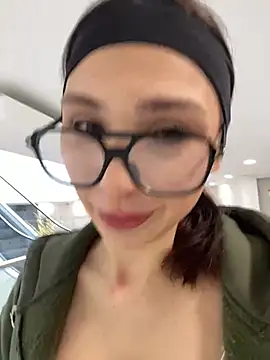 QuitieLia online show from January 8, 2025, 9:10 am