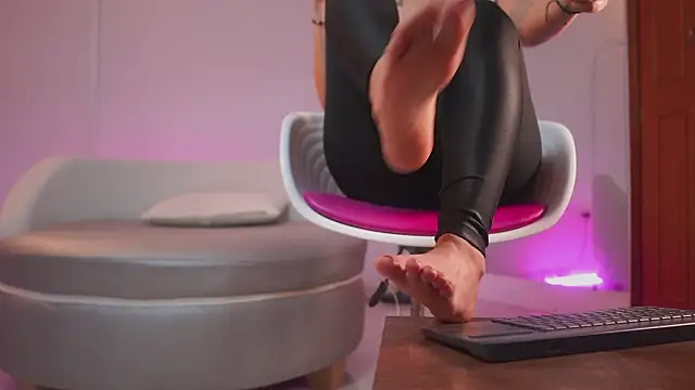 mia colin1  online show from October 14, 2025, 7:58 pm