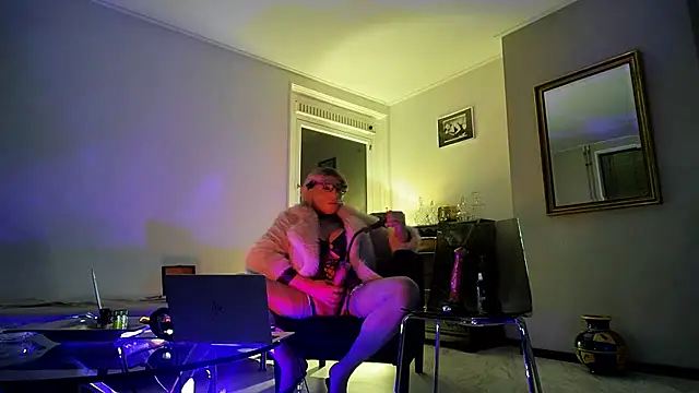 Snapshot of CharlotteVixxens chatting on November 12, 2025, 12:00 am CharlotteVixxens online show from November 12, 2025, 12:00 am