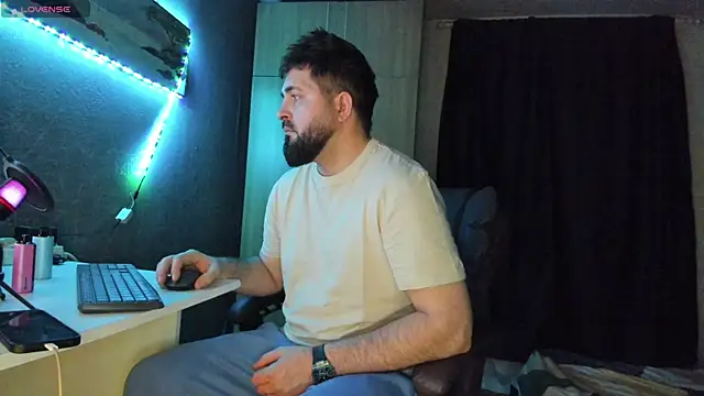 Snapshot of Eduu2322 chatting on March 3, 2025, 10:42 pm Eduu2322 online show from March 3, 2025, 10:42 pm