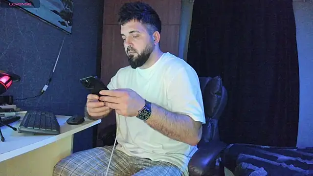 Snapshot of Eduu2322 chatting on March 18, 2025, 10:37 pm Eduu2322 online show from March 18, 2025, 10:37 pm