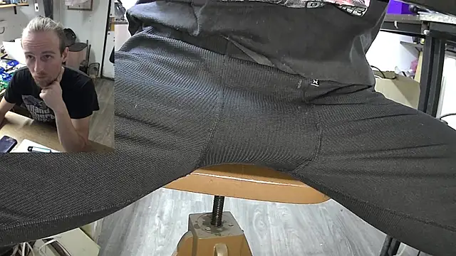 Snapshot of Happy_Michal chatting on December 12, 2024, 12:44 pm Happy Michal online show from December 12, 2024, 12:44 pm