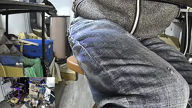 Snapshot of Happy_Michal chatting on December 22, 2024, 12:38 pm Happy Michal online show from December 22, 2024, 12:38 pm