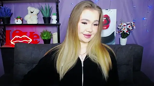 StacyYellig online show from March 22, 2025, 8:37 pm