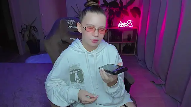 Snapshot of HelloRoxy chatting on December 3, 2024, 12:46 am HelloRoxy online show from December 3, 2024, 12:46 am