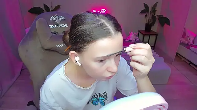 Snapshot of HelloRoxy chatting on December 11, 2024, 6:09 pm HelloRoxy online show from December 11, 2024, 6:09 pm