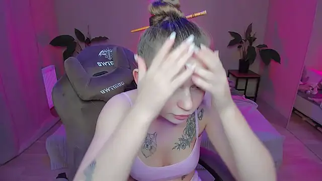 Snapshot of HelloRoxy chatting on December 14, 2024, 9:13 pm HelloRoxy online show from December 14, 2024, 9:13 pm