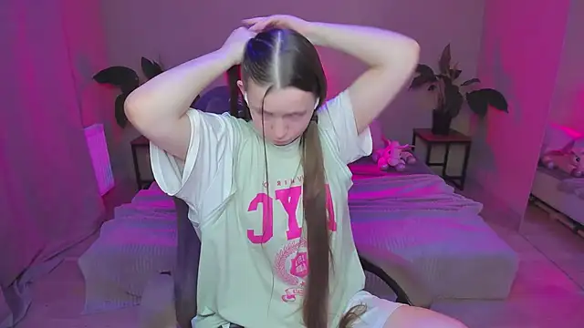 Snapshot of HelloRoxy chatting on December 18, 2024, 6:25 pm HelloRoxy online show from December 18, 2024, 6:25 pm