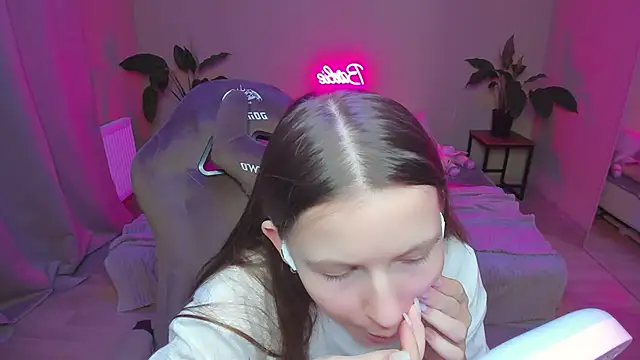 Snapshot of HelloRoxy chatting on December 19, 2024, 9:17 pm HelloRoxy online show from December 19, 2024, 9:17 pm