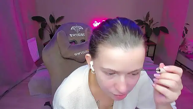 Snapshot of HelloRoxy chatting on December 29, 2024, 12:09 am HelloRoxy online show from December 29, 2024, 12:09 am