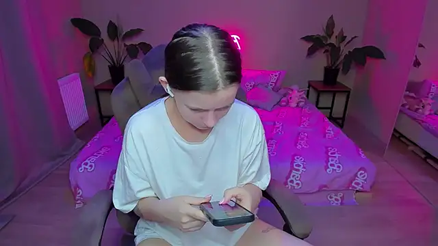 Snapshot of HelloRoxy chatting on January 11, 2025, 11:35 pm HelloRoxy online show from January 11, 2025, 11:35 pm