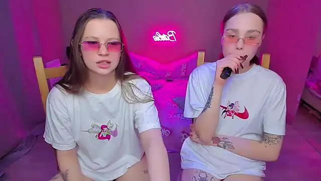 Snapshot of HelloRoxy chatting on January 13, 2025, 10:45 pm HelloRoxy online show from January 13, 2025, 10:45 pm