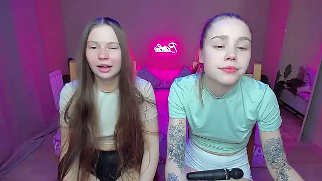 Snapshot of HelloRoxy chatting on January 17, 2025, 5:30 pm HelloRoxy online show from January 17, 2025, 5:30 pm