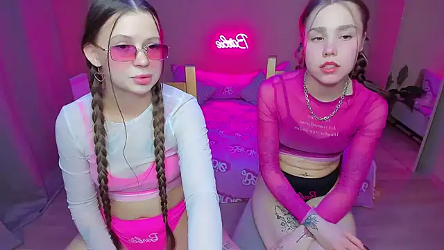 Snapshot of HelloRoxy chatting on January 17, 2025, 9:06 pm HelloRoxy online show from January 17, 2025, 9:06 pm