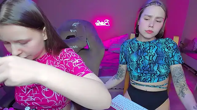 Snapshot of HelloRoxy chatting on January 29, 2025, 10:32 pm HelloRoxy online show from January 29, 2025, 10:32 pm