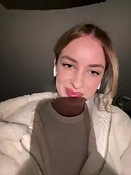 Snapshot of EvieEvans chatting on March 2, 2025, 7:23 pm EvieEvans online show from March 2, 2025, 7:23 pm