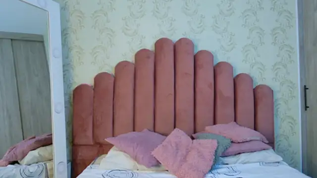 Snapshot of Bella_Fior chatting on October 15, 2025, 12:00 am Bella Fior online show from October 15, 2025, 12:00 am