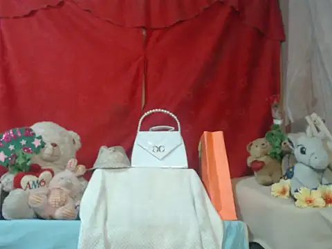 hottieperla online show from October 15, 2025, 6:19 pm