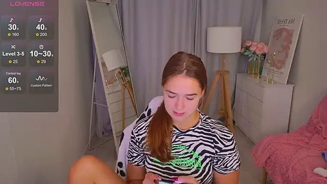 Snapshot of LovelyJessie chatting on May 18, 2026, 2:01 pm LovelyJessie online show from May 18, 2026, 2:01 pm
