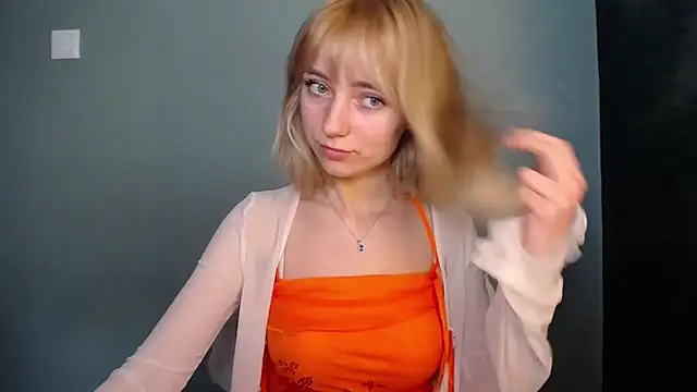 LuciaYoung online show from March 5, 2026, 1:18 pm