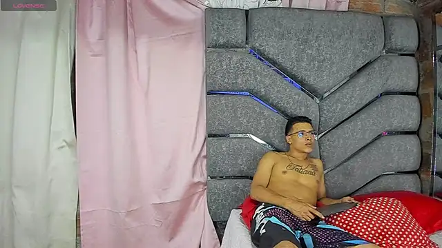 Snapshot of Latinos_couples chatting on February 19, 2025, 4:34 am Latinos couples online show from February 19, 2025, 4:34 am