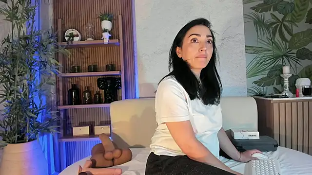 LIAH IZUMI online show from November 20, 2025, 1:22 pm